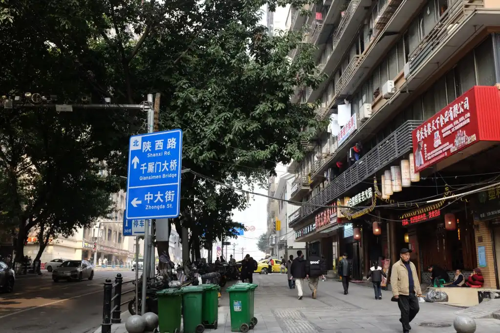 工业开关电源与稳压器选型对比:适配郑州本地环境的关键参数